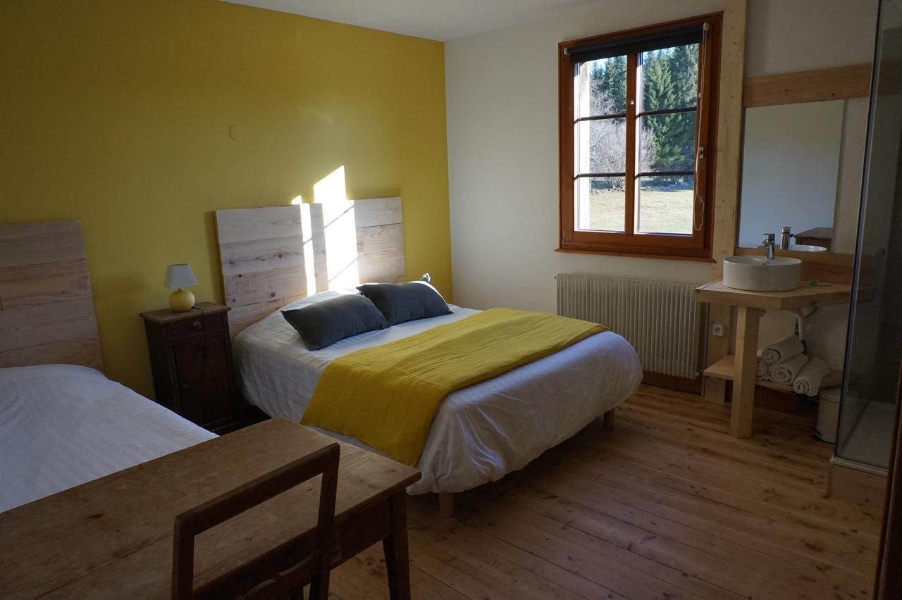 Auberge De La Perdrix Hauterive-la-Fresse Екстер'єр фото